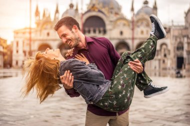Güzel genç çift Venedik 'i ziyaret ederken eğleniyor - İtalya' da seyahat eden turistler ve Venezuela 'nın en önemli simgelerini görmek - yaşam tarzı, seyahat, turizm konseptleri