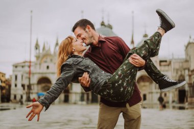 Güzel genç çift Venedik 'i ziyaret ederken eğleniyor - İtalya' da seyahat eden turistler ve Venezuela 'nın en önemli simgelerini görmek - yaşam tarzı, seyahat, turizm konseptleri