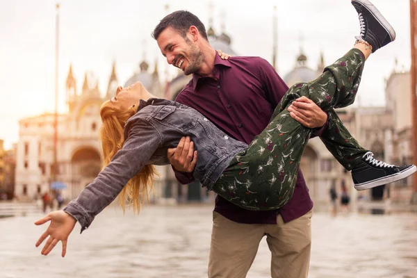 Beau Jeune Couple Qui Amuse Visitant Venise Touristes Voyageant Italie — Photo