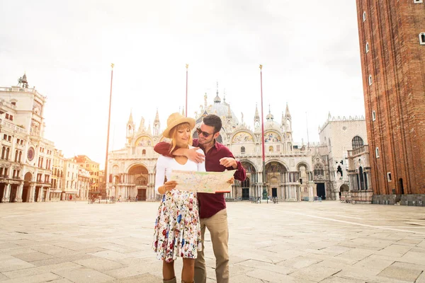 Beatiful Fiatal Pár Szórakozás Közben Velencében Turisták Utazik Olaszországban Városnézés — Stock Fotó