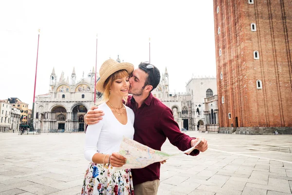 Hermosas Parejas Jóvenes Divirtiéndose Mientras Visitan Venecia Turistas Que Viajan —  Fotos de Stock