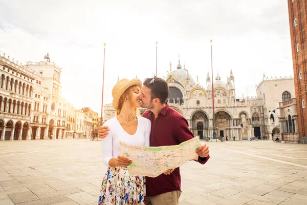 Beau Jeune Couple Qui Amuse Visitant Venise Touristes Voyageant Italie — Photo