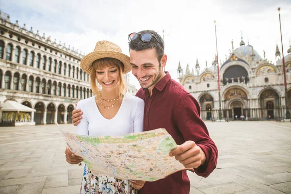 Schönes Junges Paar Das Spaß Beim Besuch Venedigs Hat Touristen — Stockfoto