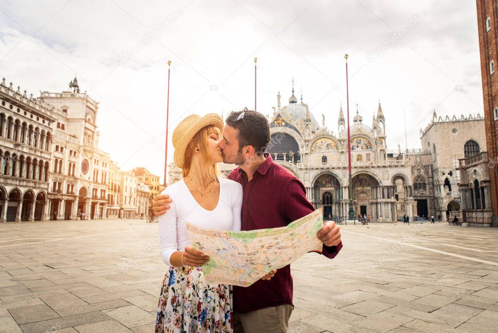 Beatiful young couple having fun while visiting Venice - Tourists travelling in Italy and sightseeing the most relevant landmarks of Venezia - Concepts about lifestyle, travel, tourism