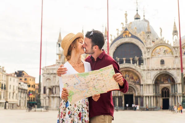 Hermosas Parejas Jóvenes Divirtiéndose Mientras Visitan Venecia Turistas Que Viajan —  Fotos de Stock