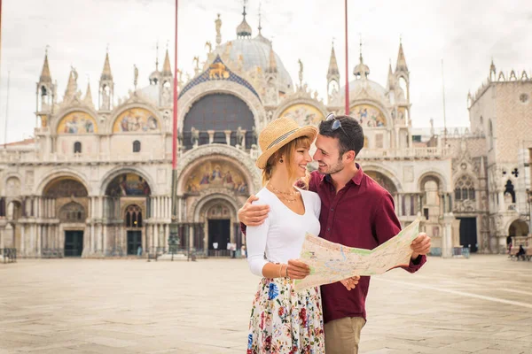 Hermosas Parejas Jóvenes Divirtiéndose Mientras Visitan Venecia Turistas Que Viajan — Foto de Stock