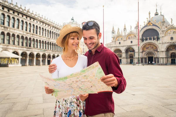 아름답고 부부는 베네치아를 방문하면서 즐거운 시간을 보내고 이탈리아를 여행하는 관광객들과 — 스톡 사진