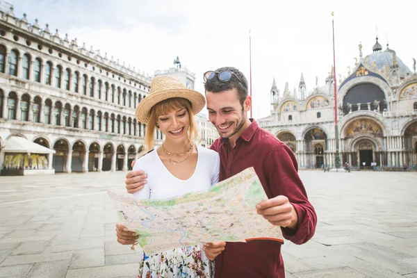 Beatiful Young Couple Having Fun While Visiting Venice Toeristen Reizen — Stockfoto