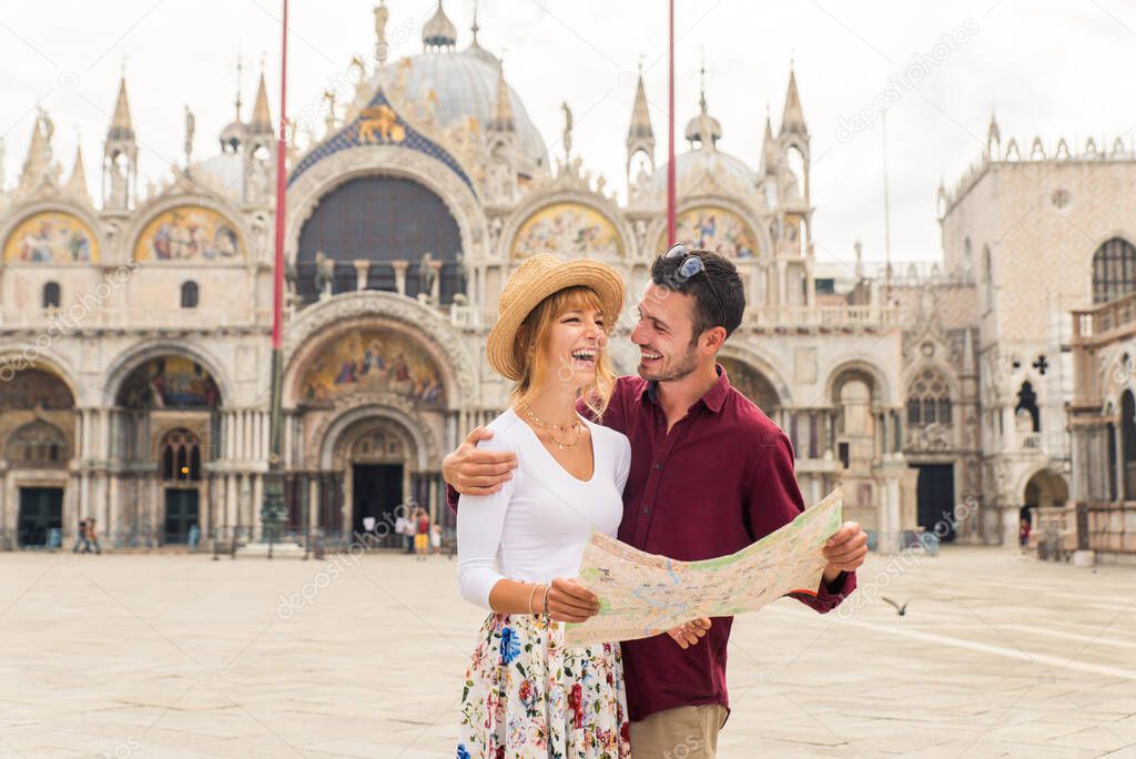 Beatiful young couple having fun while visiting Venice - Tourists travelling in Italy and sightseeing the most relevant landmarks of Venezia - Concepts about lifestyle, travel, tourism