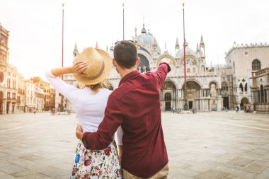 Güzel genç çift Venedik 'i ziyaret ederken eğleniyor - İtalya' da seyahat eden turistler ve Venezuela 'nın en önemli simgelerini görmek - yaşam tarzı, seyahat, turizm konseptleri