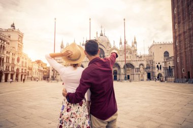 Güzel genç çift Venedik 'i ziyaret ederken eğleniyor - İtalya' da seyahat eden turistler ve Venezuela 'nın en önemli simgelerini görmek - yaşam tarzı, seyahat, turizm konseptleri