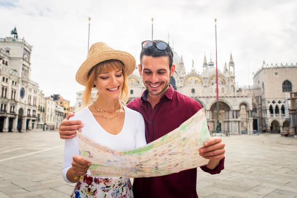 Beatiful Fiatal Pár Szórakozás Közben Velencében Turisták Utazik Olaszországban Városnézés — Stock Fotó