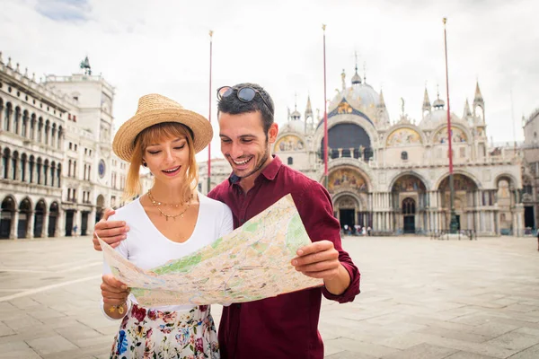 아름답고 부부는 베네치아를 방문하면서 즐거운 시간을 보내고 이탈리아를 여행하는 관광객들과 — 스톡 사진