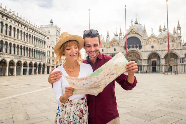 Beatiful Fiatal Pár Szórakozás Közben Velencében Turisták Utazik Olaszországban Városnézés — Stock Fotó