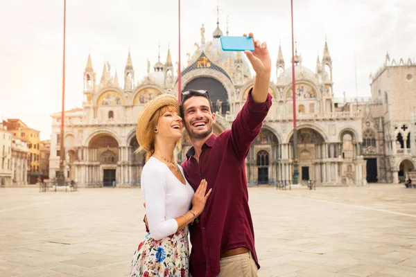 Tacksamma Unga Par Som Har Roligt När Besöker Venedig Turister — Stockfoto