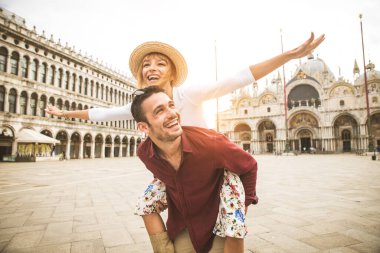 Güzel genç çift Venedik 'i ziyaret ederken eğleniyor - İtalya' da seyahat eden turistler ve Venezuela 'nın en önemli simgelerini görmek - yaşam tarzı, seyahat, turizm konseptleri