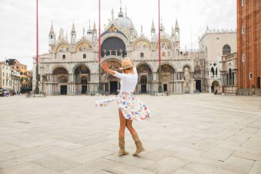 Güzel genç çift Venedik 'i ziyaret ederken eğleniyor - İtalya' da seyahat eden turistler ve Venezuela 'nın en önemli simgelerini görmek - yaşam tarzı, seyahat, turizm konseptleri
