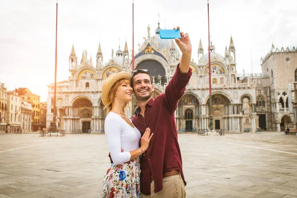 Tacksamma Unga Par Som Har Roligt När Besöker Venedig Turister — Stockfoto