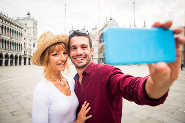 Tacksamma Unga Par Som Har Roligt När Besöker Venedig Turister — Stockfoto