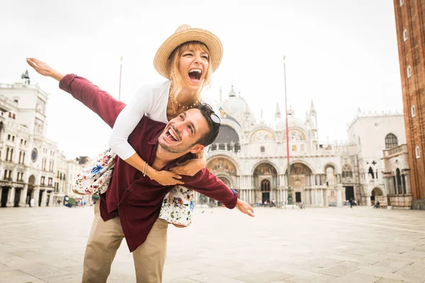 Güzel Genç Çift Venedik Ziyaret Ederken Eğleniyor Talya Seyahat Eden — Stok fotoğraf