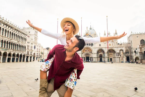 Beatiful Fiatal Pár Szórakozás Közben Velencében Turisták Utazik Olaszországban Városnézés — Stock Fotó