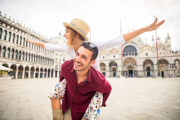 Beatiful Jovem Casal Divertindo Visitar Veneza Turistas Que Viajam Itália — Fotografia de Stock