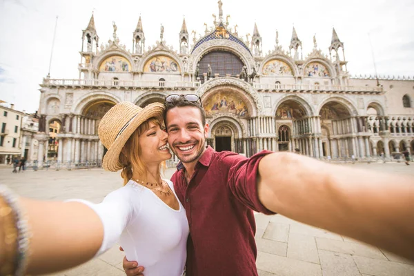 Hermosas Parejas Jóvenes Divirtiéndose Mientras Visitan Venecia Turistas Que Viajan —  Fotos de Stock