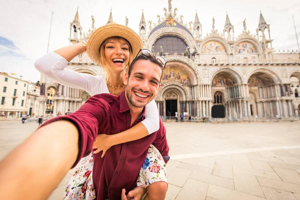 Beau Jeune Couple Qui Amuse Visitant Venise Touristes Voyageant Italie — Photo