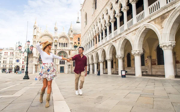 Αξιαγάπητο Νεαρό Ζευγάρι Που Διασκεδάζει Ενώ Επισκέπτεται Βενετία Τουρίστες Που — Φωτογραφία Αρχείου