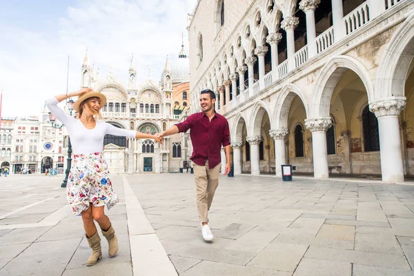 Beatiful Jovem Casal Divertindo Visitar Veneza Turistas Que Viajam Itália — Fotografia de Stock