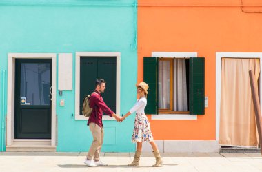 Güzel genç çift Venedik 'i ziyaret ederken eğleniyor - İtalya' da seyahat eden turistler ve Venezuela 'nın en önemli simgelerini görmek - yaşam tarzı, seyahat, turizm konseptleri