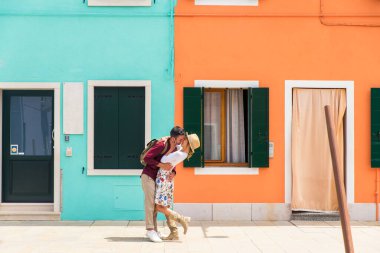 Güzel genç çift Venedik 'i ziyaret ederken eğleniyor - İtalya' da seyahat eden turistler ve Venezuela 'nın en önemli simgelerini görmek - yaşam tarzı, seyahat, turizm konseptleri