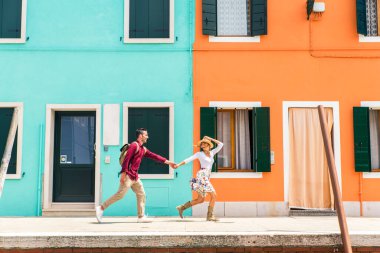 Güzel genç çift Venedik 'i ziyaret ederken eğleniyor - İtalya' da seyahat eden turistler ve Venezuela 'nın en önemli simgelerini görmek - yaşam tarzı, seyahat, turizm konseptleri