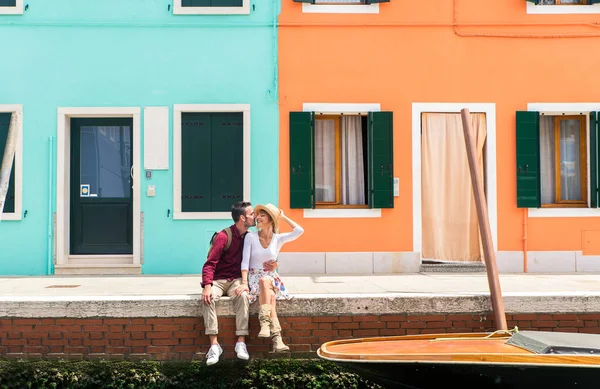 Beatiful Young Couple Having Fun While Visiting Venice Tourists Travelling — Stock Photo, Image