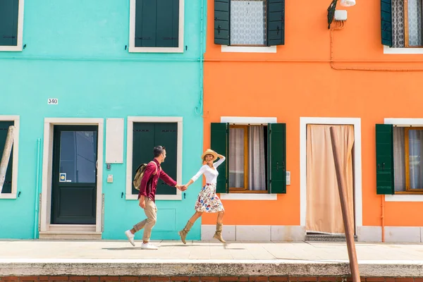 Hermosas Parejas Jóvenes Divirtiéndose Mientras Visitan Venecia Turistas Que Viajan —  Fotos de Stock