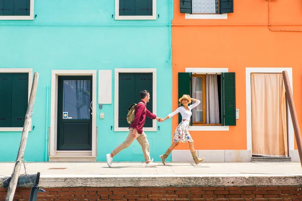 Hermosas Parejas Jóvenes Divirtiéndose Mientras Visitan Venecia Turistas Que Viajan —  Fotos de Stock