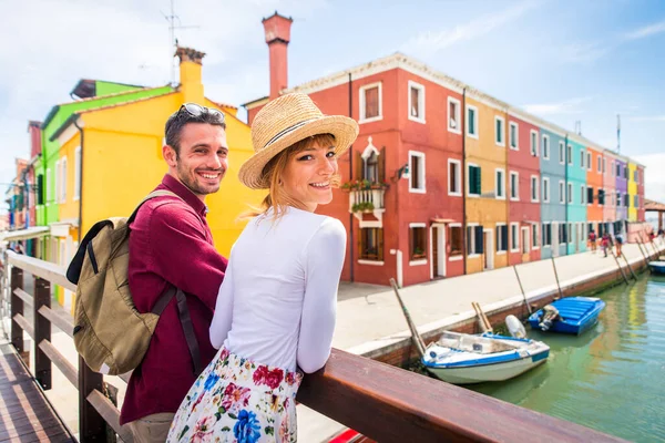 Beatiful Fiatal Pár Szórakozás Közben Velencében Turisták Utazik Olaszországban Városnézés — Stock Fotó