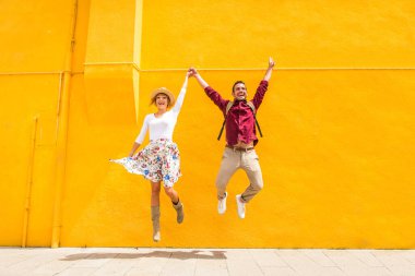 Güzel genç çift Venedik 'i ziyaret ederken eğleniyor - İtalya' da seyahat eden turistler ve Venezuela 'nın en önemli simgelerini görmek - yaşam tarzı, seyahat, turizm konseptleri