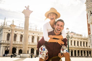 Güzel genç çift Venedik 'i ziyaret ederken eğleniyor - İtalya' da seyahat eden turistler ve Venezuela 'nın en önemli simgelerini görmek - yaşam tarzı, seyahat, turizm konseptleri