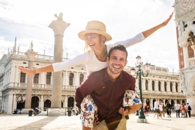 Güzel genç çift Venedik 'i ziyaret ederken eğleniyor - İtalya' da seyahat eden turistler ve Venezuela 'nın en önemli simgelerini görmek - yaşam tarzı, seyahat, turizm konseptleri