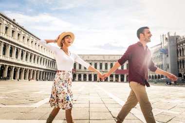 Güzel genç çift Venedik 'i ziyaret ederken eğleniyor - İtalya' da seyahat eden turistler ve Venezuela 'nın en önemli simgelerini görmek - yaşam tarzı, seyahat, turizm konseptleri
