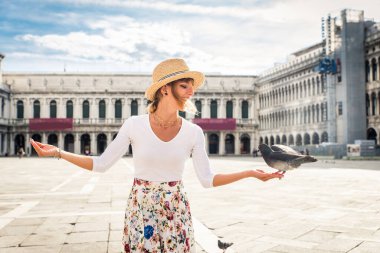 Venedik 'i gezerken eğlenen güzel genç kız - İtalya' yı gezen ve Venezuela 'nın en önemli şehirlerini gezen turist - yaşam tarzı, seyahat, turizm konseptleri