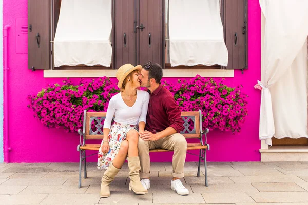 Beatiful Young Couple Having Fun While Visiting Venice Tourists Travelling — Stock Photo, Image