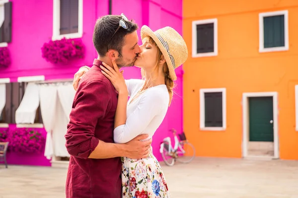 Hermosas Parejas Jóvenes Divirtiéndose Mientras Visitan Venecia Turistas Que Viajan —  Fotos de Stock