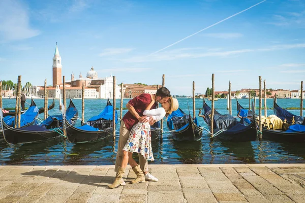 Beatiful Young Couple Having Fun While Visiting Venice Tourists Travelling — Stock Photo, Image