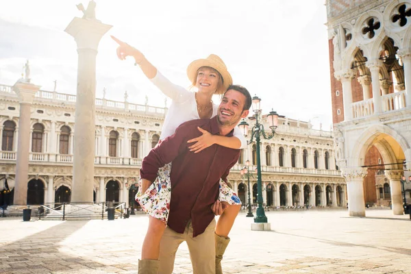 Hermosas Parejas Jóvenes Divirtiéndose Mientras Visitan Venecia Turistas Que Viajan —  Fotos de Stock