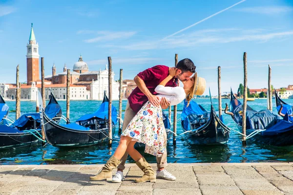 Beatiful Giovane Coppia Divertirsi Durante Visita Venezia Turisti Che Viaggiano — Foto Stock