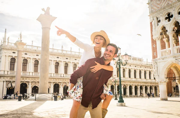 Piękna Młoda Para Bawiąca Się Podczas Wizyty Wenecji Turyści Podróżujący — Zdjęcie stockowe