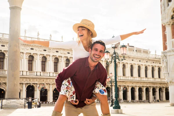 Beatiful Jovem Casal Divertindo Visitar Veneza Turistas Que Viajam Itália — Fotografia de Stock