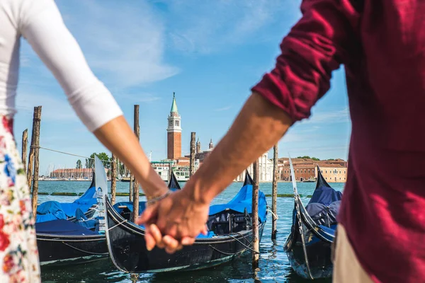 Krásný Mladý Pár Baví Při Návštěvě Benátek Turisté Cestují Itálii — Stock fotografie